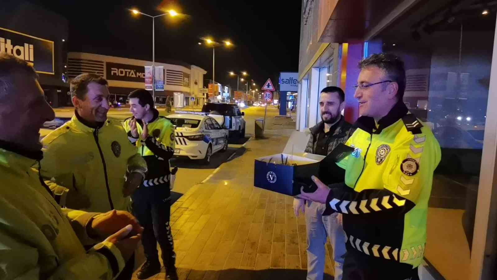 Uygulama yapan polis ekiplerine vatandaştan şaşırtan sürpriz Bursa’nın İnegöl ilçesinde Emniyet Genel Müdürlüğü’nün kuruluşunun 177’inci yıl dönümü ve “Polis Haftası” kapsamında sürücüler, uygulama yapan ...