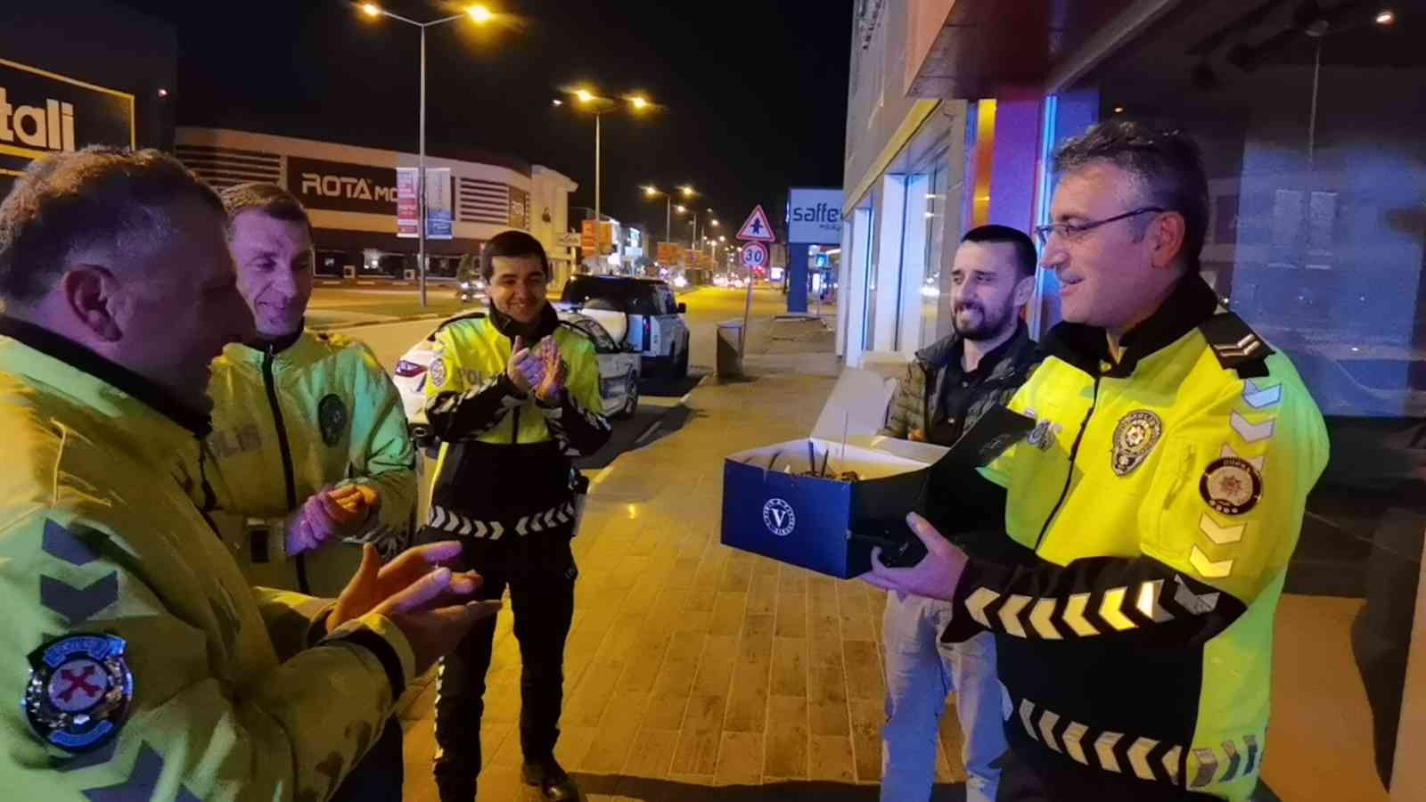 Uygulama yapan polis ekiplerine vatandaştan şaşırtan sürpriz Bursa’nın İnegöl ilçesinde Emniyet Genel Müdürlüğü’nün kuruluşunun 177’inci yıl dönümü ve “Polis Haftası” kapsamında sürücüler, uygulama yapan ...