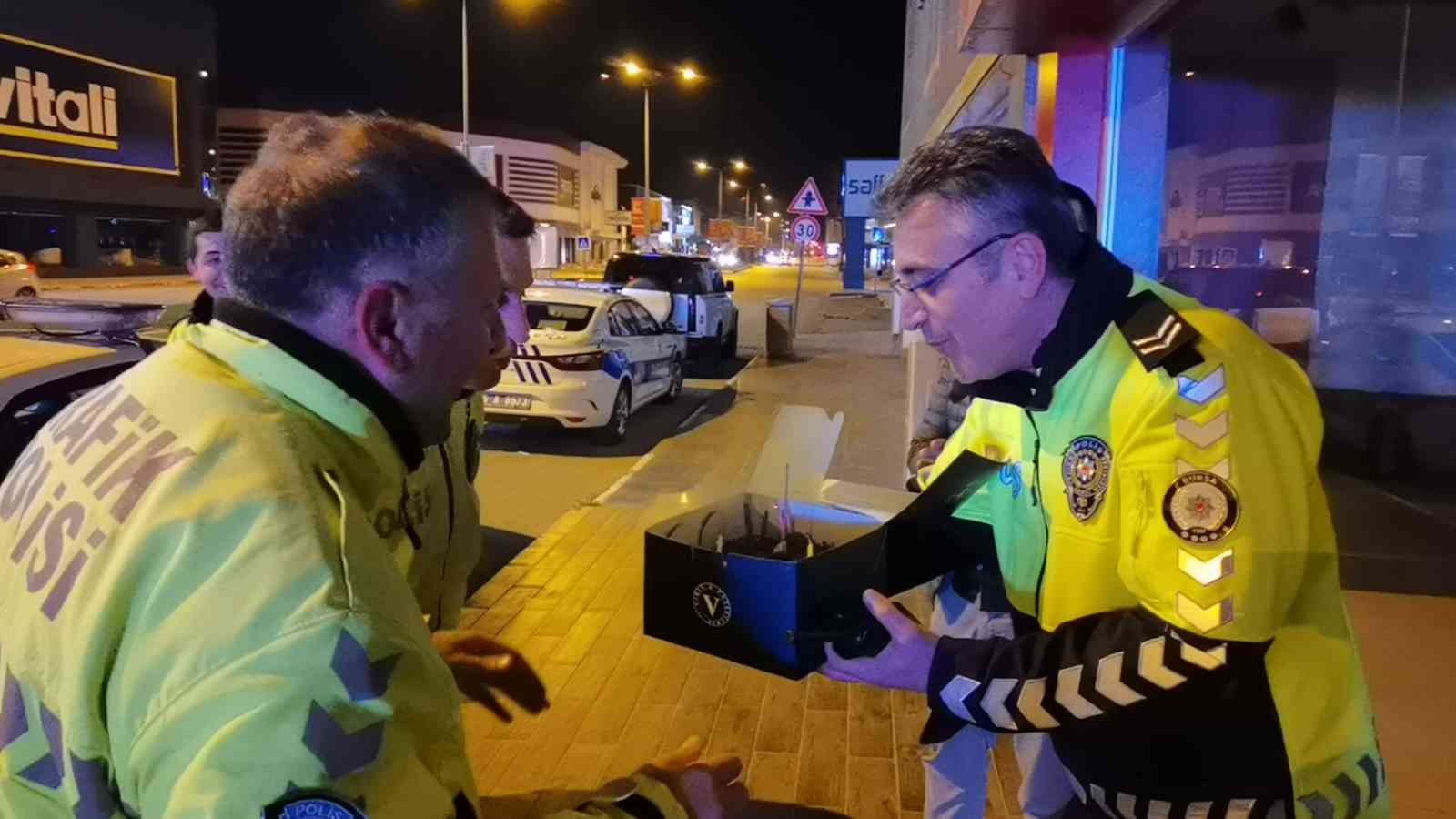 Uygulama yapan polis ekiplerine vatandaştan şaşırtan sürpriz Bursa’nın İnegöl ilçesinde Emniyet Genel Müdürlüğü’nün kuruluşunun 177’inci yıl dönümü ve “Polis Haftası” kapsamında sürücüler, uygulama yapan ...