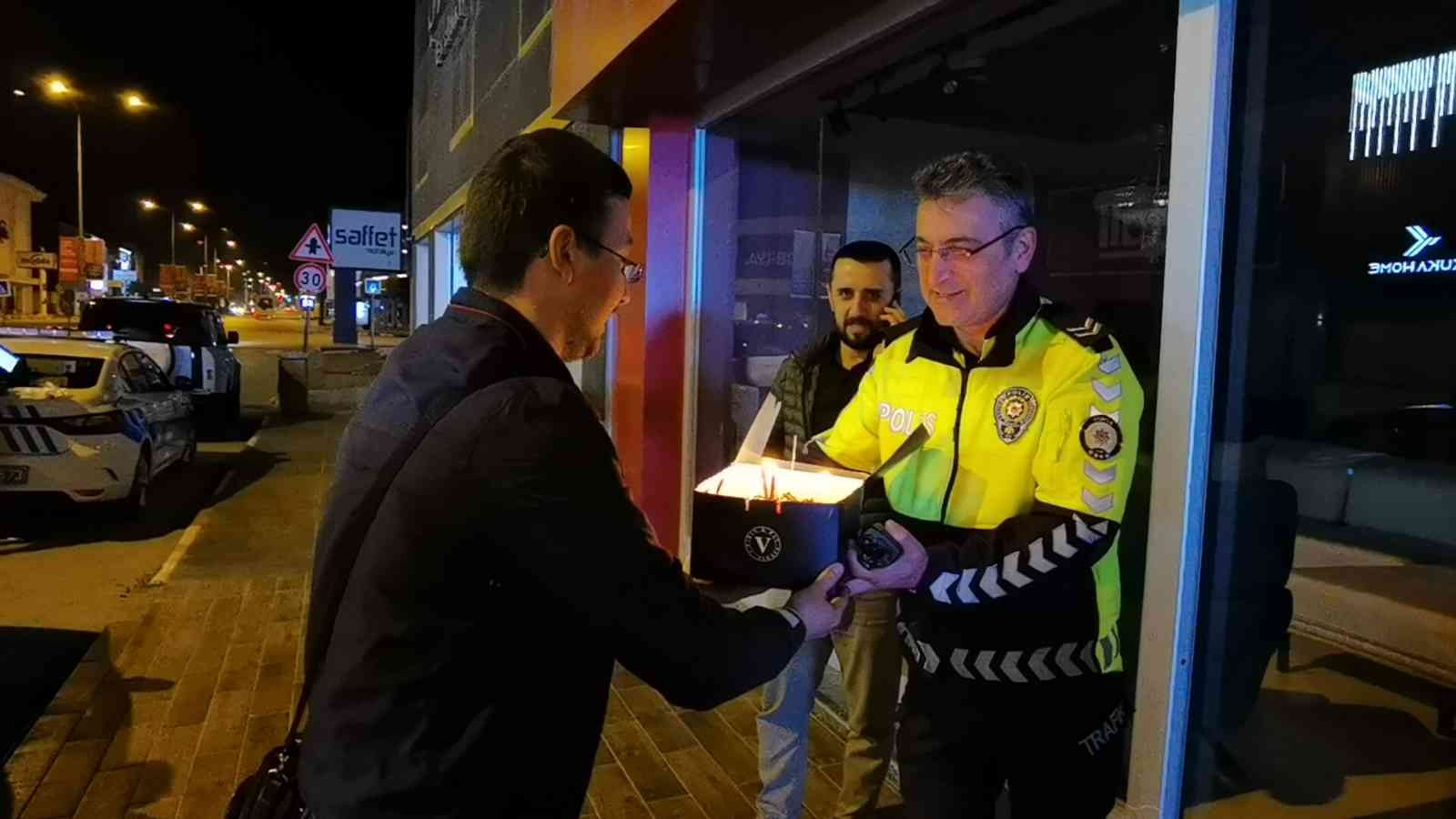 Uygulama yapan polis ekiplerine vatandaştan şaşırtan sürpriz Bursa’nın İnegöl ilçesinde Emniyet Genel Müdürlüğü’nün kuruluşunun 177’inci yıl dönümü ve “Polis Haftası” kapsamında sürücüler, uygulama yapan ...