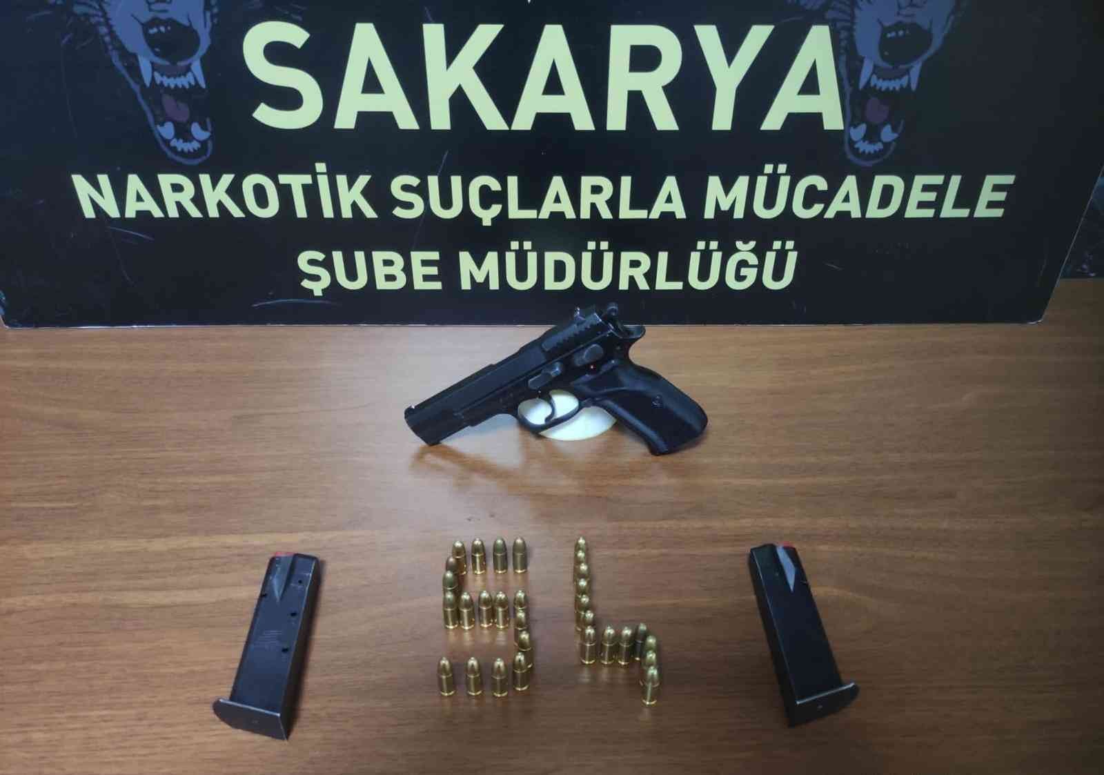 Uyuşturucu operasyonunda 6 gözaltı Sakarya’da polis ekiplerince 3 ilçede gerçekleştirilen uyuşturucu operasyonunda 2 kilo 925 gram sentetik uyuşturucu, 464,26 gram metamfetamin ...