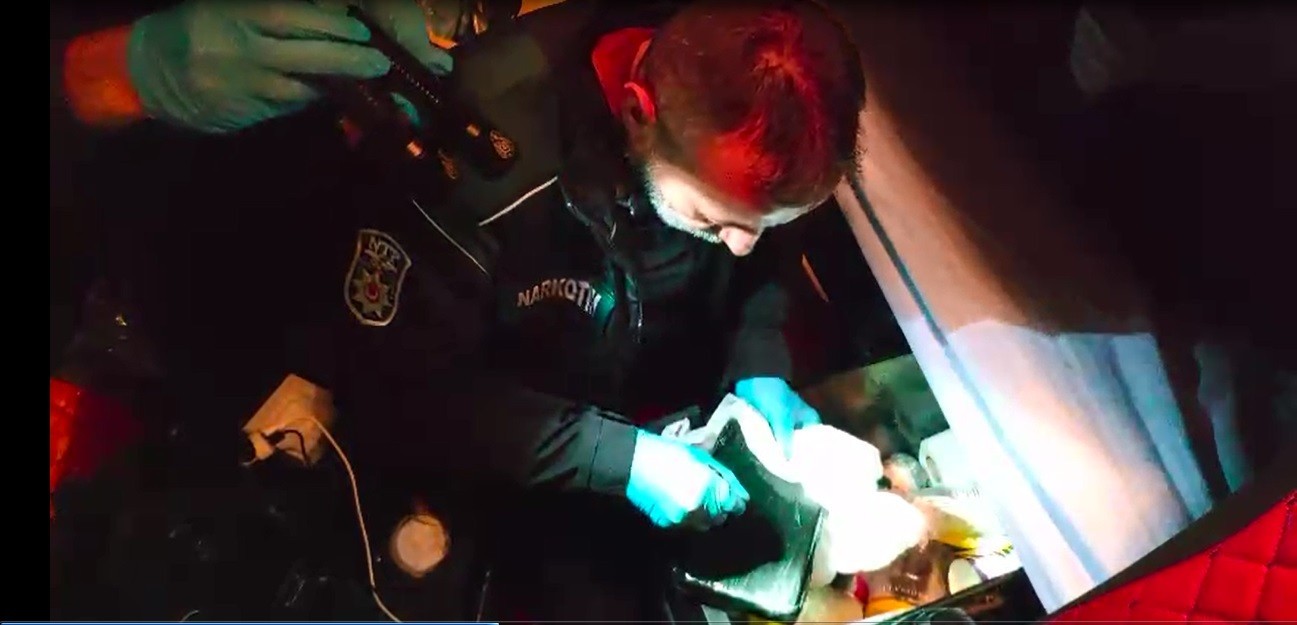 Uyuşturucu taşıyan tıra şok baskın Edirne’de polis ekipleri tarafından otoban gişelerde durdurulan tırın dorsesinde 1 kilogram kokain ve 31 gram kenevir tohumu ele geçirildi ...