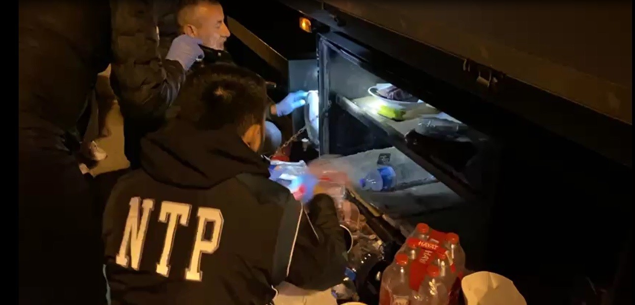 Uyuşturucu taşıyan tıra şok baskın Edirne’de polis ekipleri tarafından otoban gişelerde durdurulan tırın dorsesinde 1 kilogram kokain ve 31 gram kenevir tohumu ele geçirildi ...