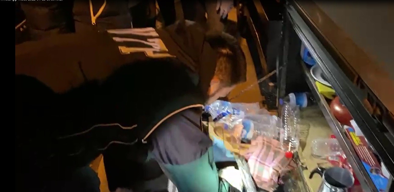 Uyuşturucu taşıyan tıra şok baskın Edirne’de polis ekipleri tarafından otoban gişelerde durdurulan tırın dorsesinde 1 kilogram kokain ve 31 gram kenevir tohumu ele geçirildi ...