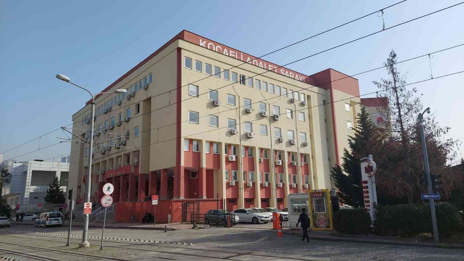 Uyuşturucu ticareti yaptığı gerekçesiyle tutuklanmıştı, "Tutuklanmama sebep olanlardan Allah razı olsun" dedi Kocaeli’de uyuşturucu ticareti yaptığı iddiasıyla tutuklu yargılanan sanık, "Ben satıcı değil sadece içiciyim. Cezaevinde olmam sebebiyle ...