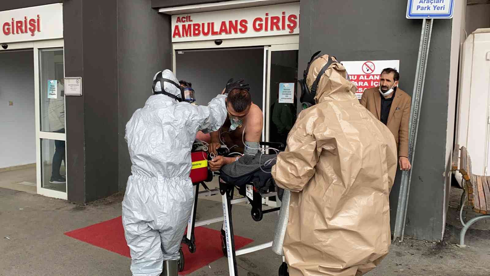 Üzerine kimyasal madde dökülen şahıs ağır yaralandı Kocaeli’nin Dilovası ilçesinde bulunan kimyasal madde depolama tesisinde çalışan işçi, üzerine fenol maddesi dökülmesiyle birlikte ağır yaralandı ...