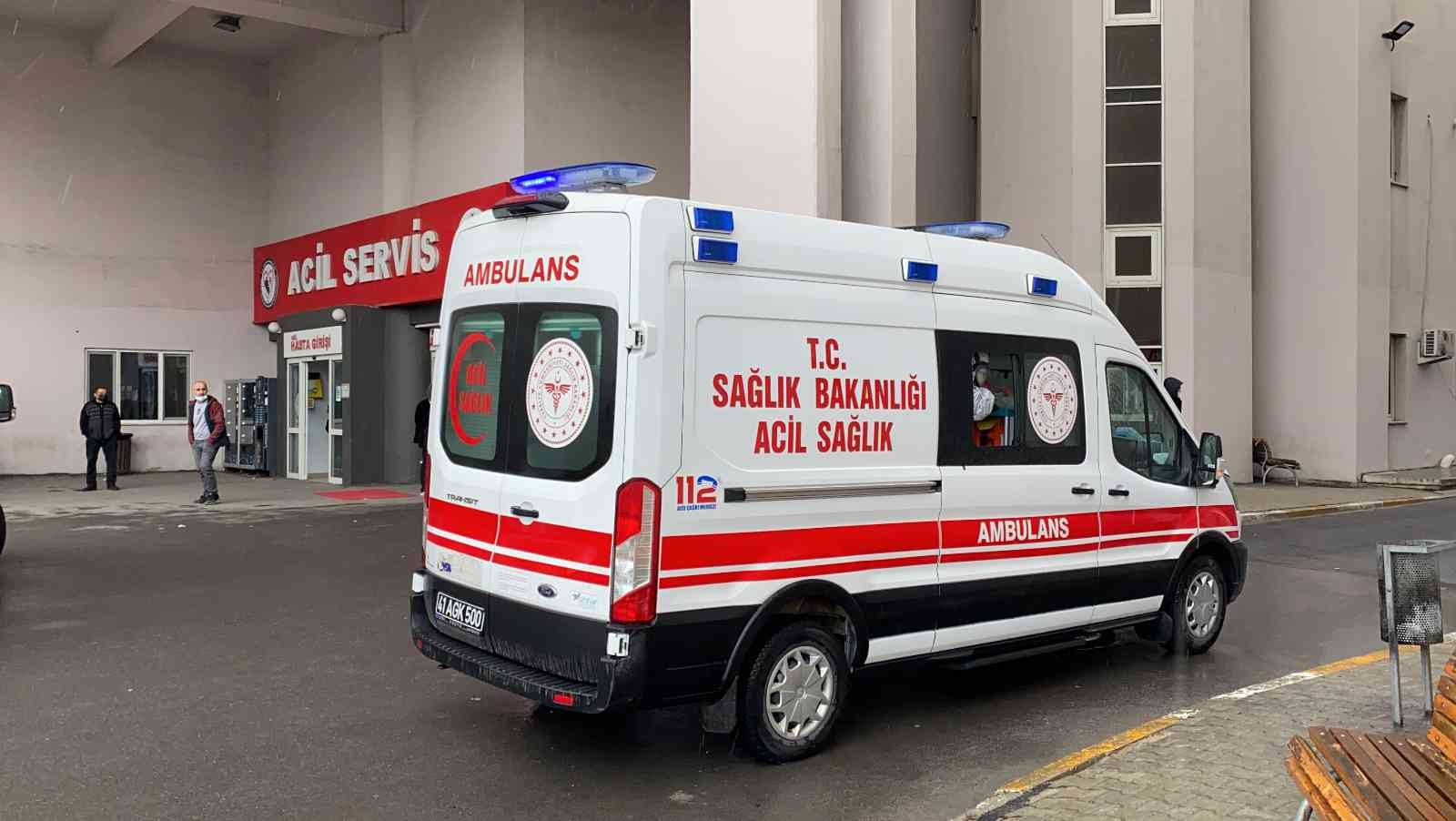 Üzerine kimyasal madde dökülen şahıs ağır yaralandı Kocaeli’nin Dilovası ilçesinde bulunan kimyasal madde depolama tesisinde çalışan işçi, üzerine fenol maddesi dökülmesiyle birlikte ağır yaralandı ...