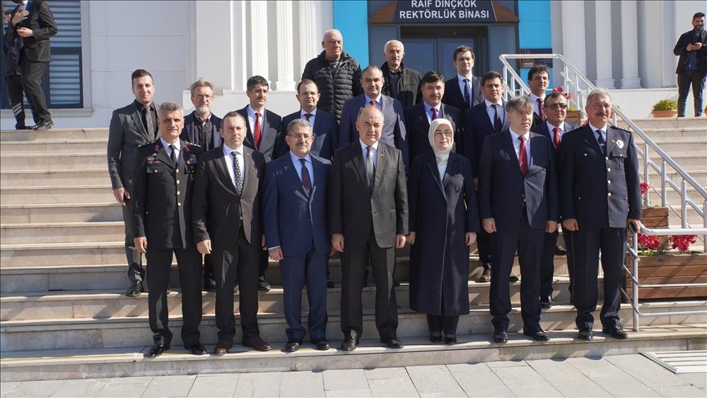 Yalova Üniversitesi Rektörlüğü’nde düzenlenen törende Prof. Dr. Suat Cebeci rektörlük görevini Prof. Dr. Mehmet Bahçekapılı’ya devretti ...