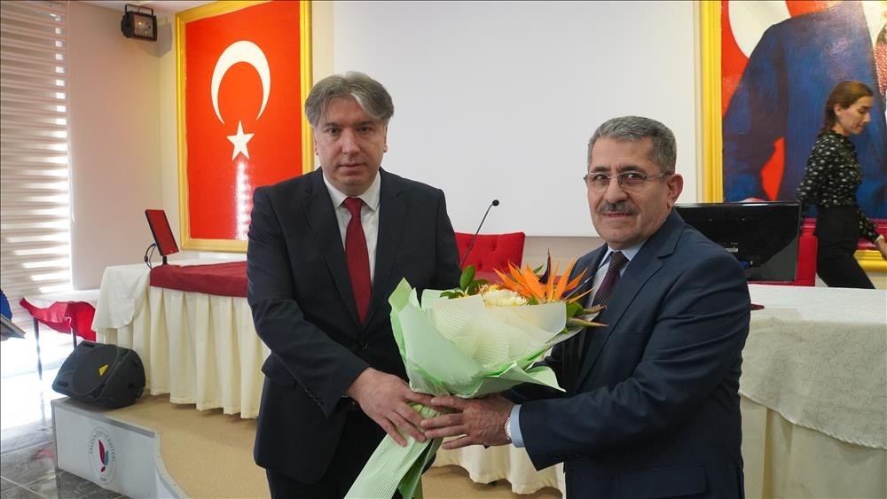 Yalova Üniversitesi Rektörlüğü’nde düzenlenen törende Prof. Dr. Suat Cebeci rektörlük görevini Prof. Dr. Mehmet Bahçekapılı’ya devretti ...