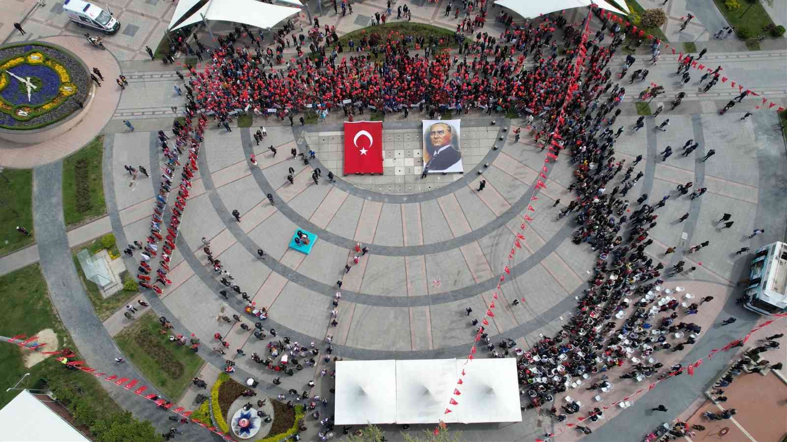 Yalova’da 23 Nisan coşkusu Yalova’da, 23 Nisan Ulusal Egemenlik ve Çocuk Bayramı düzenlenen çeşitli etkinlerle coşkulu şekilde kutlanıyor. Kentte, bayram kutlamaları 15 ...