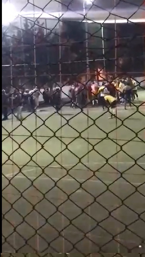 Yalova’da halı saha maçında bıçaklı kavga: 3 yaralı Yalova’nın Armutlu ilçesinde halı saha maçında çıkan tartışmanın kavgaya dönüşünce ortalık savaş alanına döndü. Onlarca kişinin birbirine ...