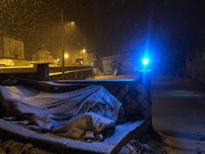 Yaz beklerken kış geri geldi Kırklareli’nin yüksek kesimlerinde kar yağışı etkili oluyor. Kırklareli’de sabah saatlerinde başlayan sağanak yağış yerini yüksek kesimlerde kara ...