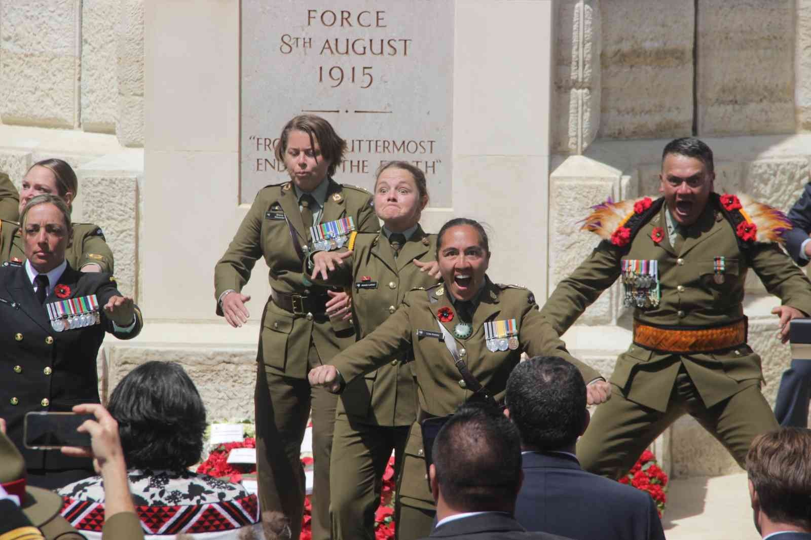 Yeni Zelanda askerleri atalarını ’haka’ dansıyla andı Çanakkale Kara Savaşları’nın 107. yıl dönümü nedeniyle Conkbayırı’nda düzenlenen anma töreninde Yeni Zelanda askerleri ‘haka’ dansı yaptı ...