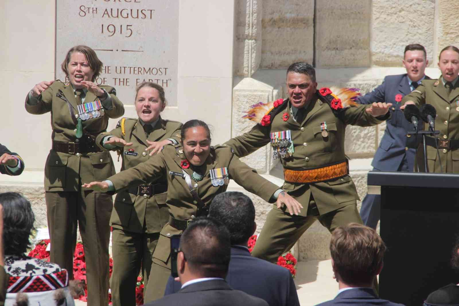 Yeni Zelanda askerleri atalarını ’haka’ dansıyla andı Çanakkale Kara Savaşları’nın 107. yıl dönümü nedeniyle Conkbayırı’nda düzenlenen anma töreninde Yeni Zelanda askerleri ‘haka’ dansı yaptı ...
