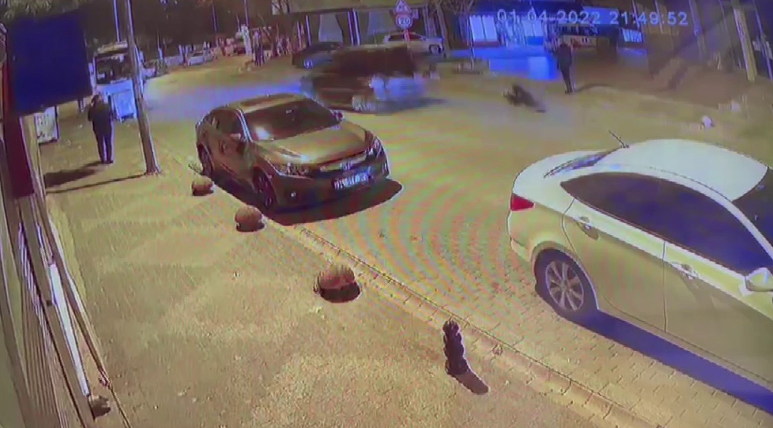 Yolun karşısına geçen yayaya otomobilin çarptığı feci kaza kamerada Kartal’da yolun karşısına geçmek isteyen yaşlı adama otomobil çarptı. Çarpma sonucu sürüklenerek yere çakılan yaşlı adamı umursamayan sürücü ...