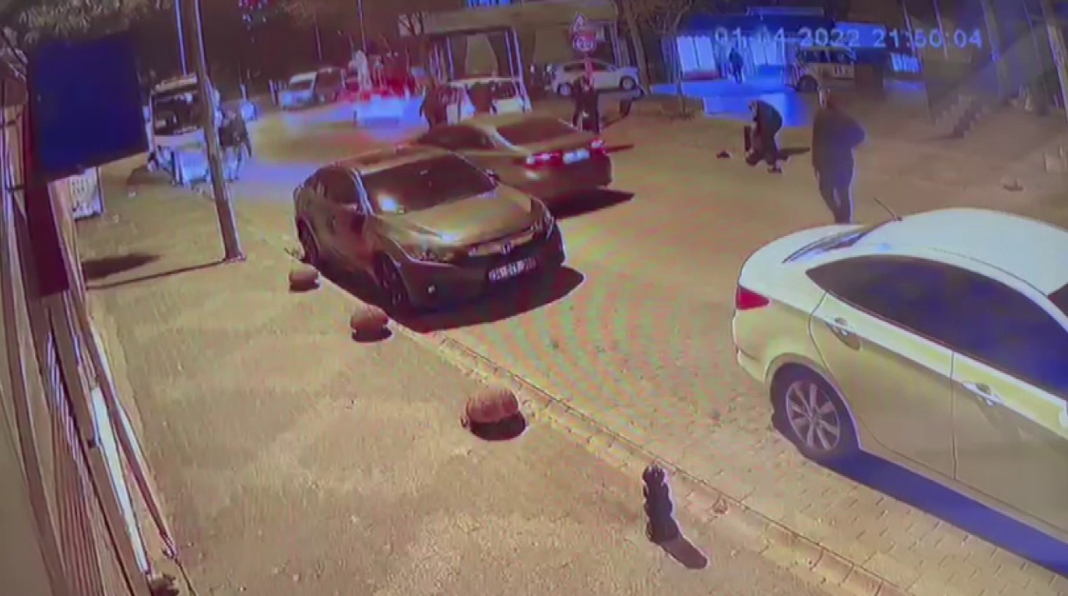 Yolun karşısına geçen yayaya otomobilin çarptığı feci kaza kamerada Kartal’da yolun karşısına geçmek isteyen yaşlı adama otomobil çarptı. Çarpma sonucu sürüklenerek yere çakılan yaşlı adamı umursamayan sürücü ...