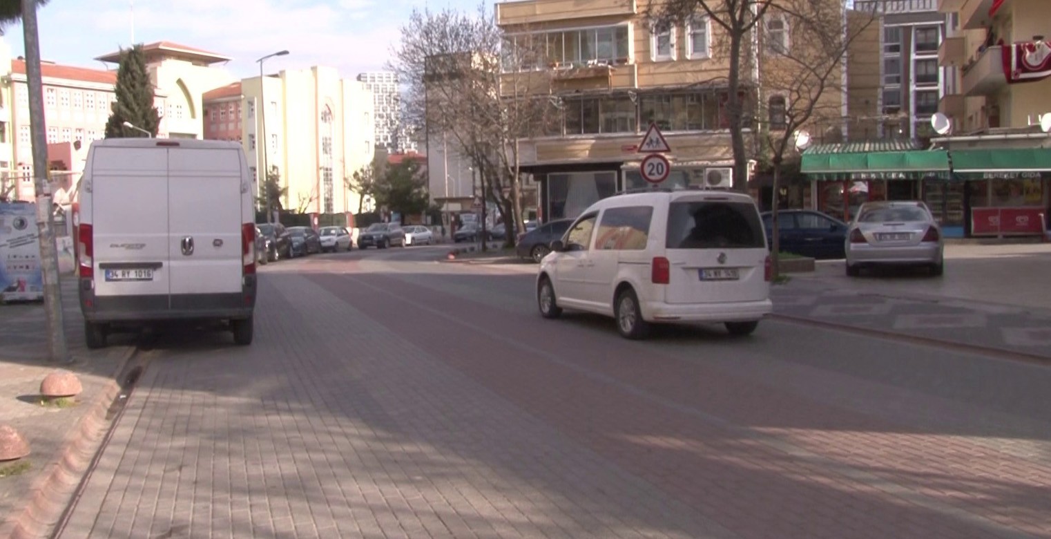 Yolun karşısına geçen yayaya otomobilin çarptığı feci kaza kamerada Kartal’da yolun karşısına geçmek isteyen yaşlı adama otomobil çarptı. Çarpma sonucu sürüklenerek yere çakılan yaşlı adamı umursamayan sürücü ...