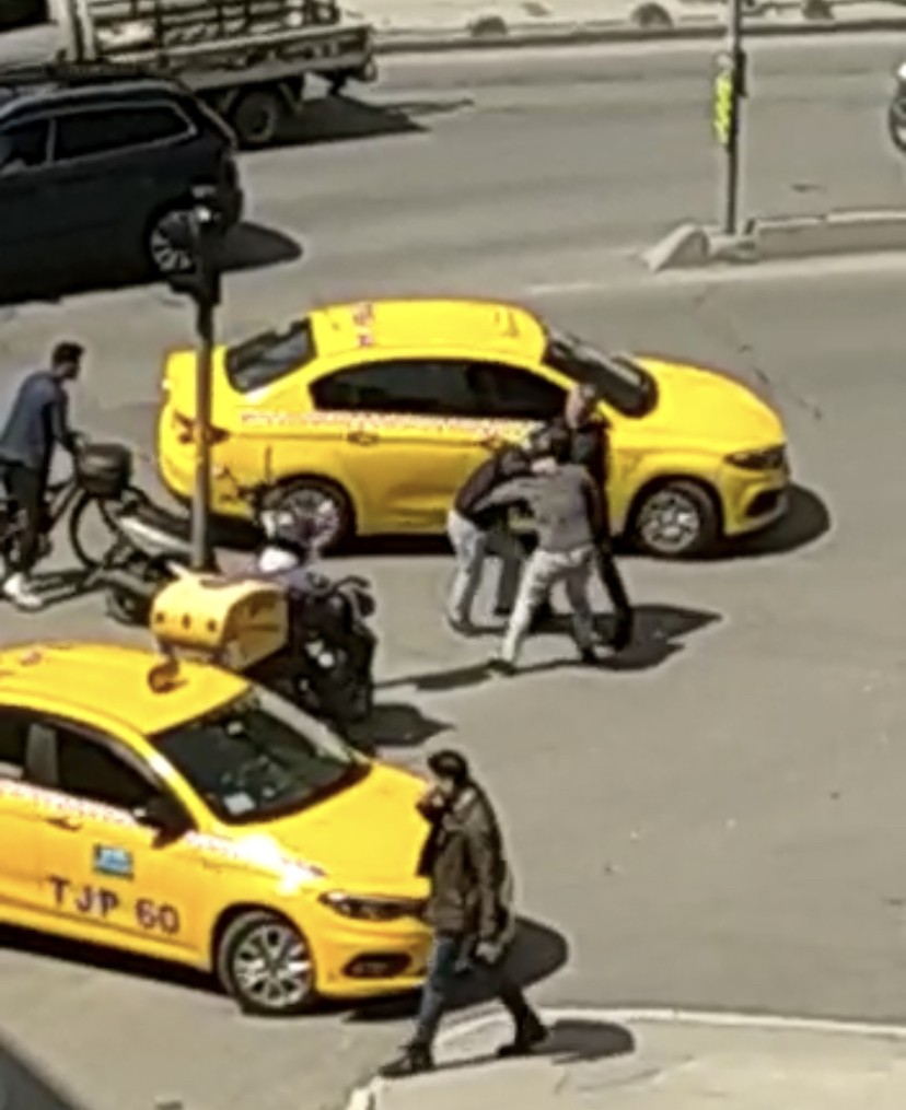 Zeytinburnu’nda motosiklet sürücüsü, tartıştığı taksiciyi ezmeye çalıştı Zeytinburnu’nda yaşanan yol verme tartışmasında motosiklet sürücüsü, tartıştığı taksi sürücüsünü ezmeye çalıştı. Taksici ve motosikletli arasında ...