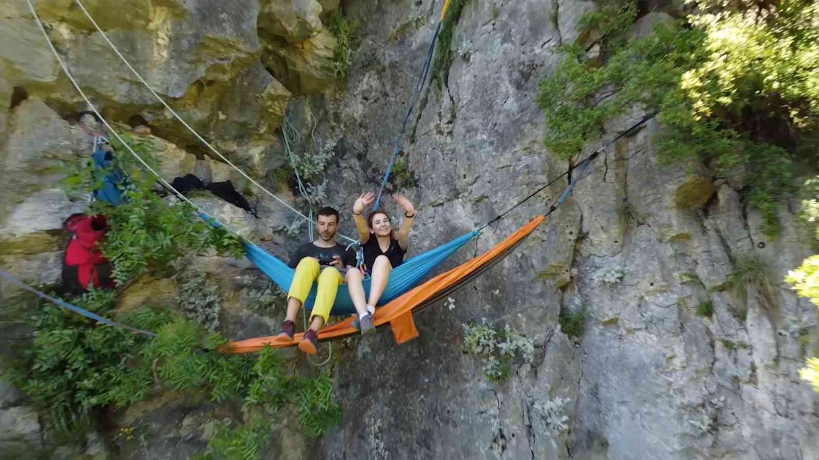 Yalovalı ekstrem dağcılık sporcusu 2 arkadaş, yüksek kayalıklarda yerden 100 metre yükseklikte kurdukları hamak üzerinde 1 gecelik kamp yaptılar ...