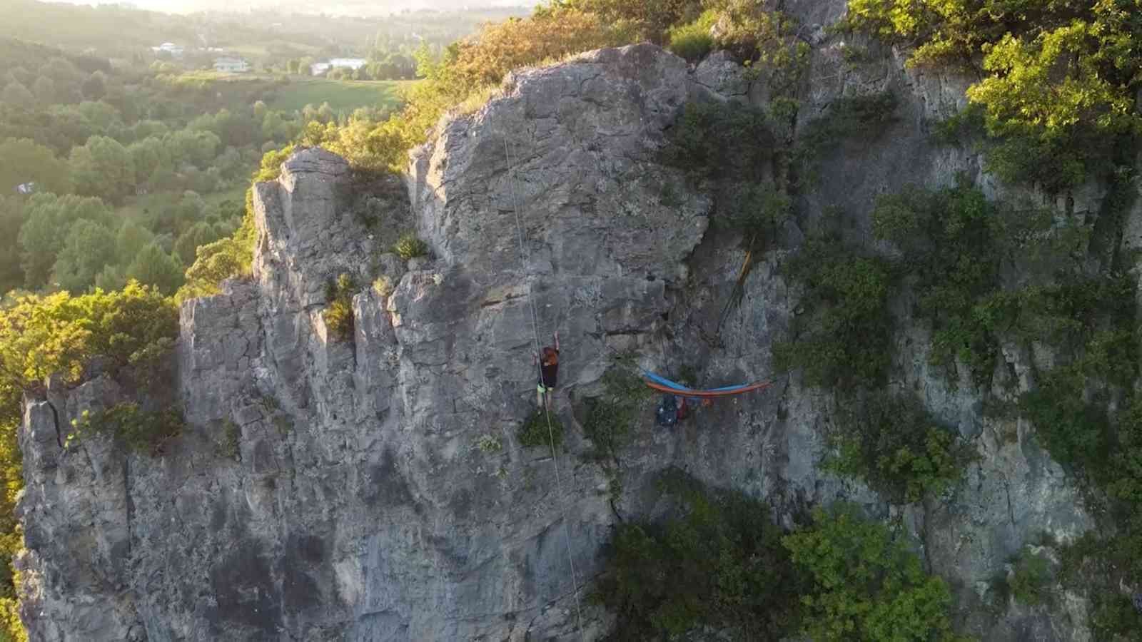 Yalovalı ekstrem dağcılık sporcusu 2 arkadaş, yüksek kayalıklarda yerden 100 metre yükseklikte kurdukları hamak üzerinde 1 gecelik kamp yaptılar ...