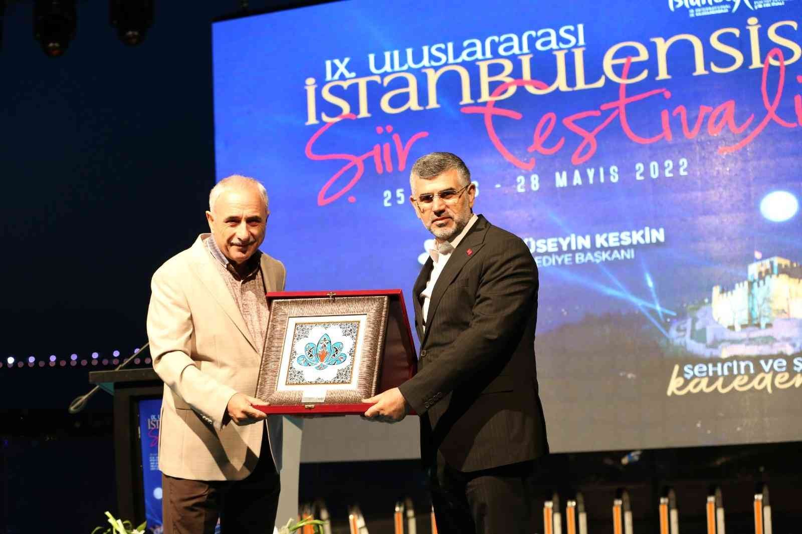 Sultanbeyli Belediyesi tarafından düzenlenen, kültür-sanat dünyasının yakından takip ettiği 9. Uluslararası İstanbulensis Şiir Festivali başladı ...