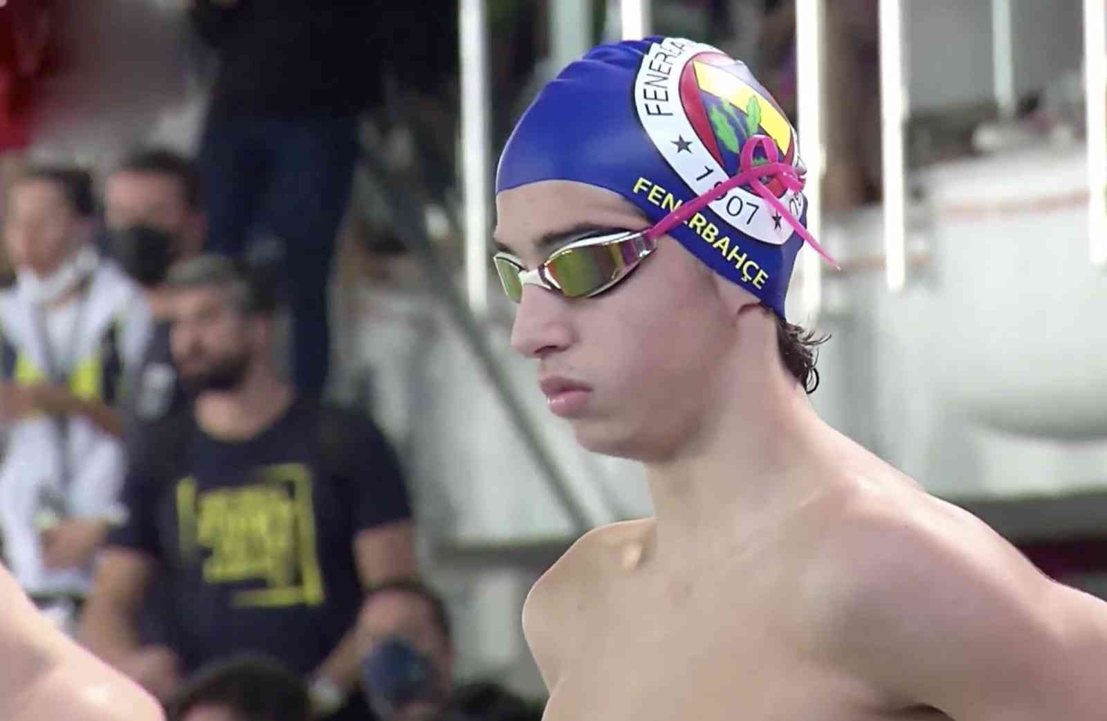 14 yaşında, 34 yıllık Türkiye rekorunu kırdı Demir Özdemir, Mersin’de düzenlenen Okul Sporları Yıldızlar Yüzme Şampiyonası’nda 34 yıldır kırılamayan 100 metre serbest rekorunu eline geçirdi ...