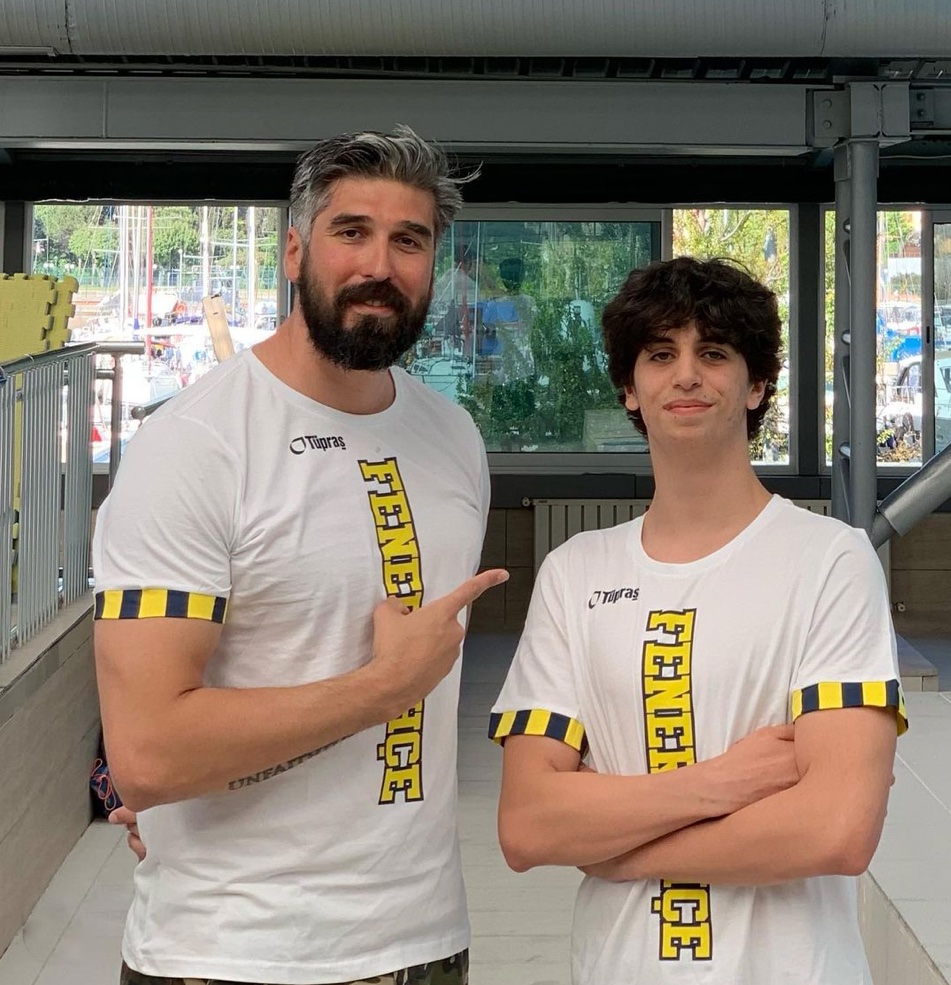 14 yaşında, 34 yıllık Türkiye rekorunu kırdı Demir Özdemir, Mersin’de düzenlenen Okul Sporları Yıldızlar Yüzme Şampiyonası’nda 34 yıldır kırılamayan 100 metre serbest rekorunu eline geçirdi ...