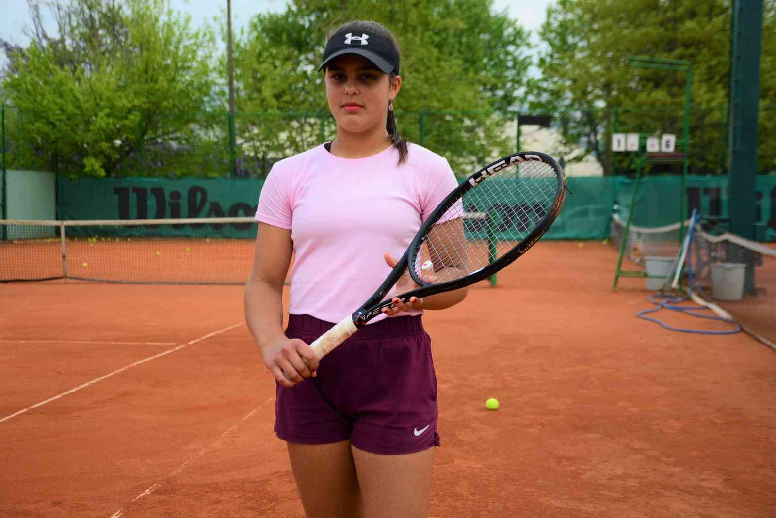 Kocaeli’de yaşayan tenisçi Duru Kuşçu, katıldığı son 16 ulusal turnuvanın tamamında birinci olarak büyük başarıya imza attı. Kuşçu, ayrıca kendi ...