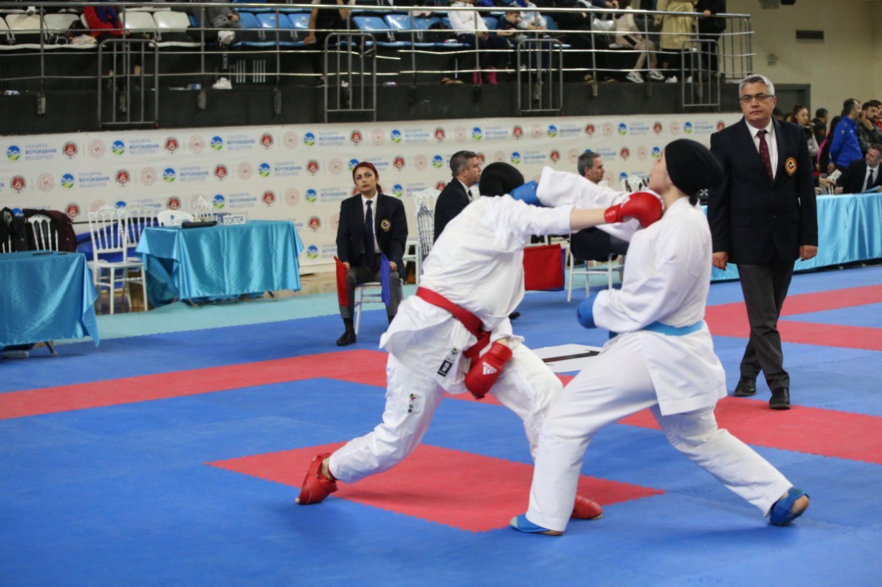 1800 sporcunun ter döktüğü şampiyona Sakarya’da devam ediyor Türkiye Karate Federasyonu (TKF) tarafından Sakarya’da düzenlenen Türkiye Ümit, Genç ve 21 Yaş Altı Karate Şampiyonası ve milli takım seçmeleri ...
