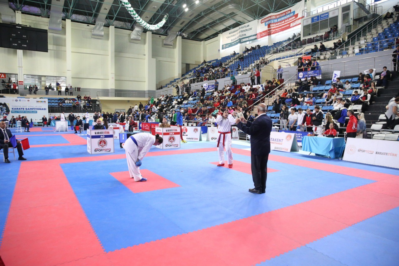 1800 sporcunun ter döktüğü şampiyona Sakarya’da devam ediyor Türkiye Karate Federasyonu (TKF) tarafından Sakarya’da düzenlenen Türkiye Ümit, Genç ve 21 Yaş Altı Karate Şampiyonası ve milli takım seçmeleri ...