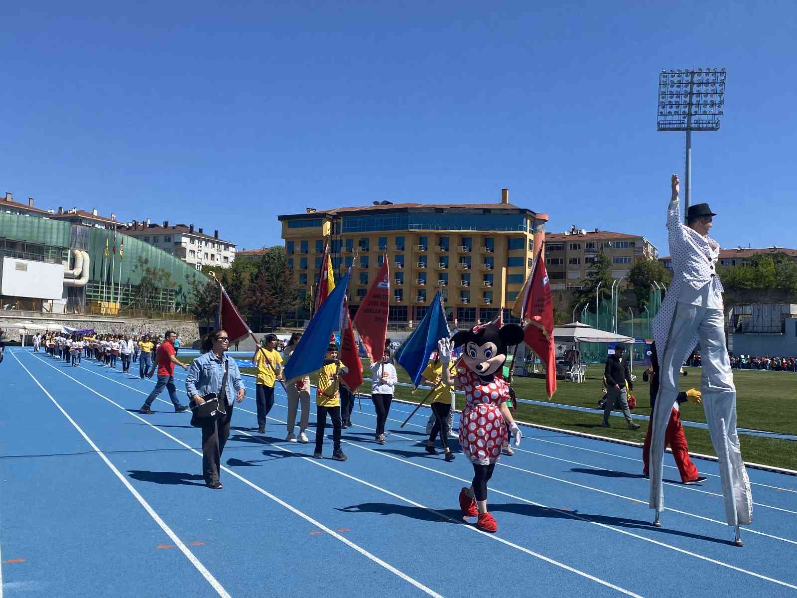 Üsküdar’da düzenlenen 15. Uluslararası Özel Sporcular Atletizm Şenliği, 3 ülkeden, 17 şehirden 115 okul ve 2 bin 100 sporcuyu ağırladı. Şenliğe ...