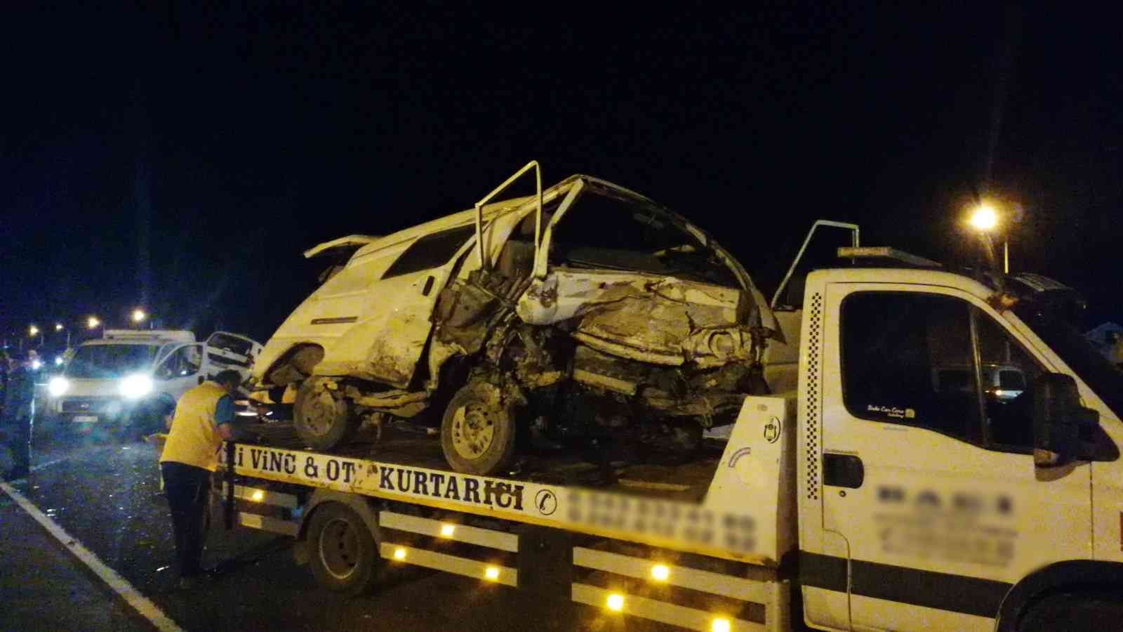 Tekirdağ’da 3 araçlı zincirleme trafik kazasında minibüs hurda yığınına döndü. Kazada 1’i ağır 5 kişi yaralandı. Kaza, Tekirdağ - İstanbul yolu ...