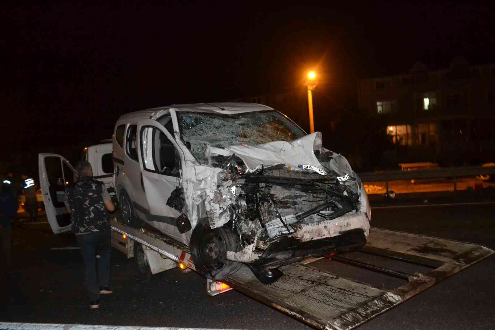 Tekirdağ’da 3 araçlı zincirleme trafik kazasında minibüs hurda yığınına döndü. Kazada 1’i ağır 5 kişi yaralandı. Kaza, Tekirdağ - İstanbul yolu ...