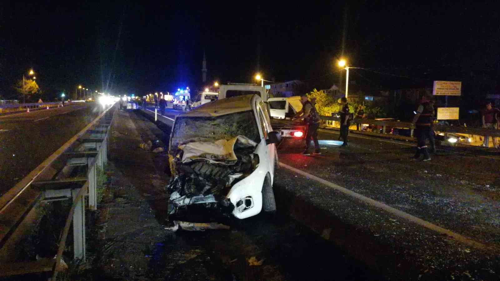 Tekirdağ’da 3 araçlı zincirleme trafik kazasında minibüs hurda yığınına döndü. Kazada 1’i ağır 5 kişi yaralandı. Kaza, Tekirdağ - İstanbul yolu ...