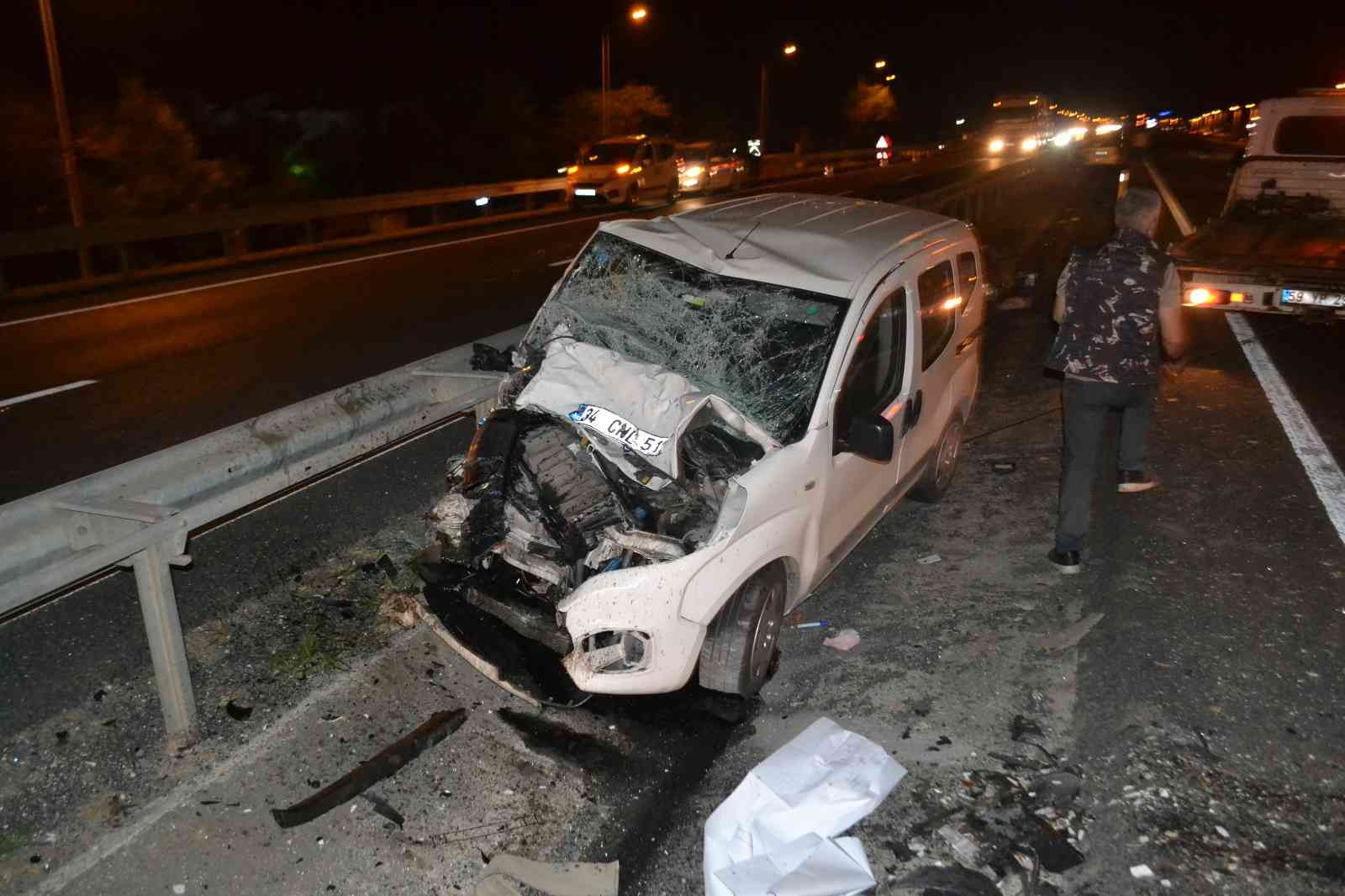 Tekirdağ’da 3 araçlı zincirleme trafik kazasında minibüs hurda yığınına döndü. Kazada 1’i ağır 5 kişi yaralandı. Kaza, Tekirdağ - İstanbul yolu ...