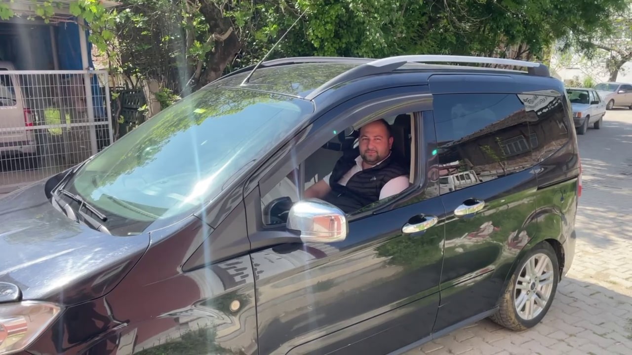 3 aylık buzağı, kasabın yol arkadaşı oldu Sakarya’nın Kaynarca ilçesinde satın aldığı buzağıyı kamyoneti olmadığı için hafif ticari aracının bagajında taşıdı. İlginç görüntülerin çıktığı ...