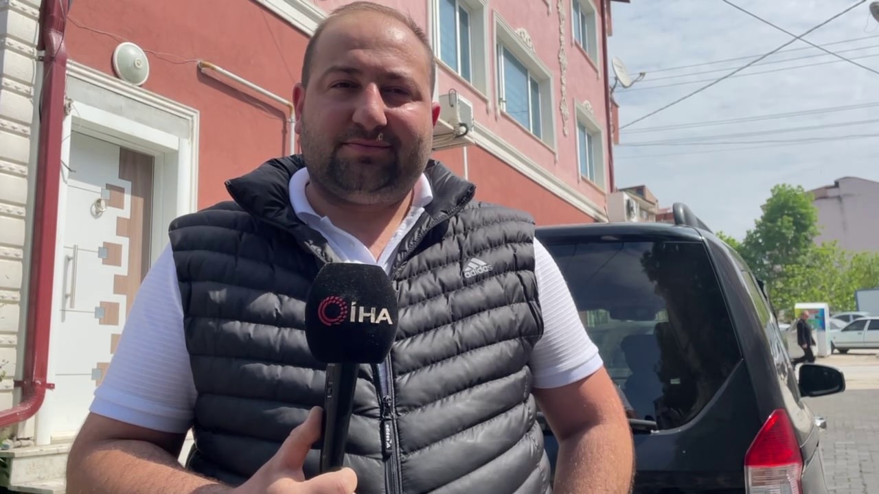 3 aylık buzağı, kasabın yol arkadaşı oldu Sakarya’nın Kaynarca ilçesinde satın aldığı buzağıyı kamyoneti olmadığı için hafif ticari aracının bagajında taşıdı. İlginç görüntülerin çıktığı ...