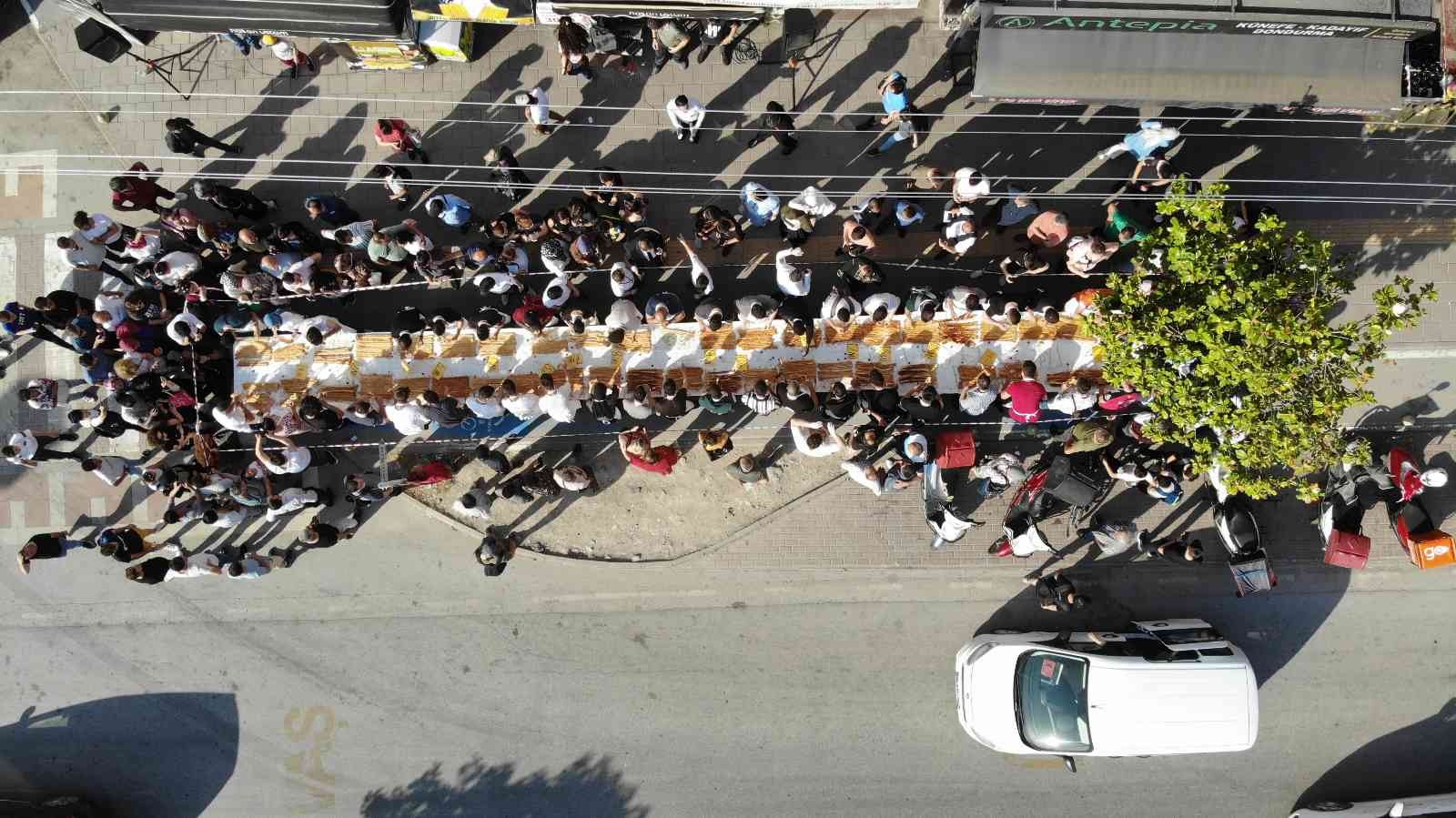 Bursa’da düzenlenen 3 bin lira ödüllü börek yeme yarışmasında yarışmacılar ödülü kazanmak için kıyasıya yarıştı. Birincinin 10 dakika içinde 15 ...