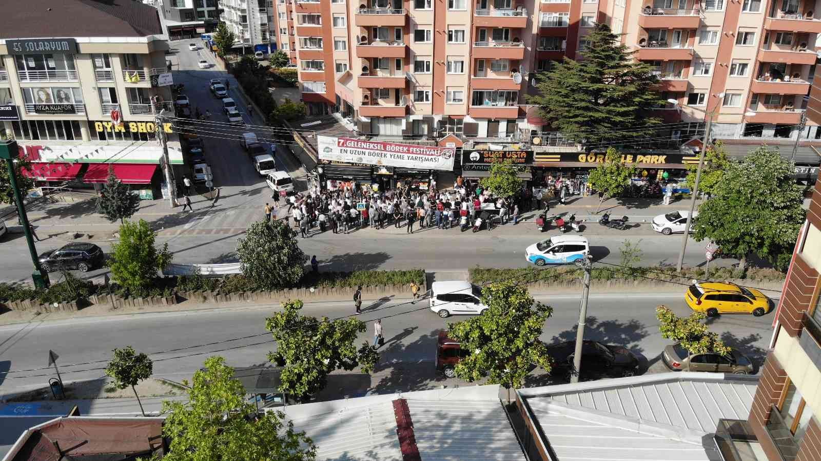 Bursa’da düzenlenen 3 bin lira ödüllü börek yeme yarışmasında yarışmacılar ödülü kazanmak için kıyasıya yarıştı. Birincinin 10 dakika içinde 15 ...