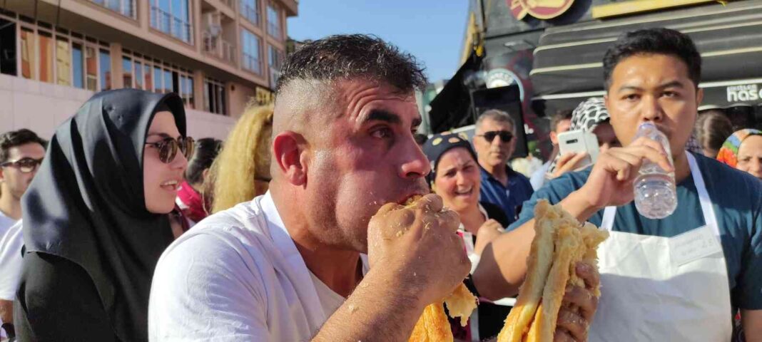 3-bin-lira-odulu-kazanabilmek-icin-metrelerce-borek-yediler-3spRavbZ.jpg