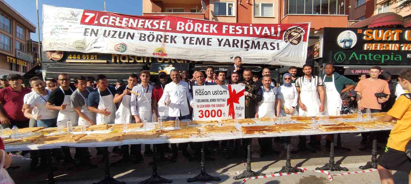 Bursa’da düzenlenen 3 bin lira ödüllü börek yeme yarışmasında yarışmacılar ödülü kazanmak için kıyasıya yarıştı. Birincinin 10 dakika içinde 15 ...