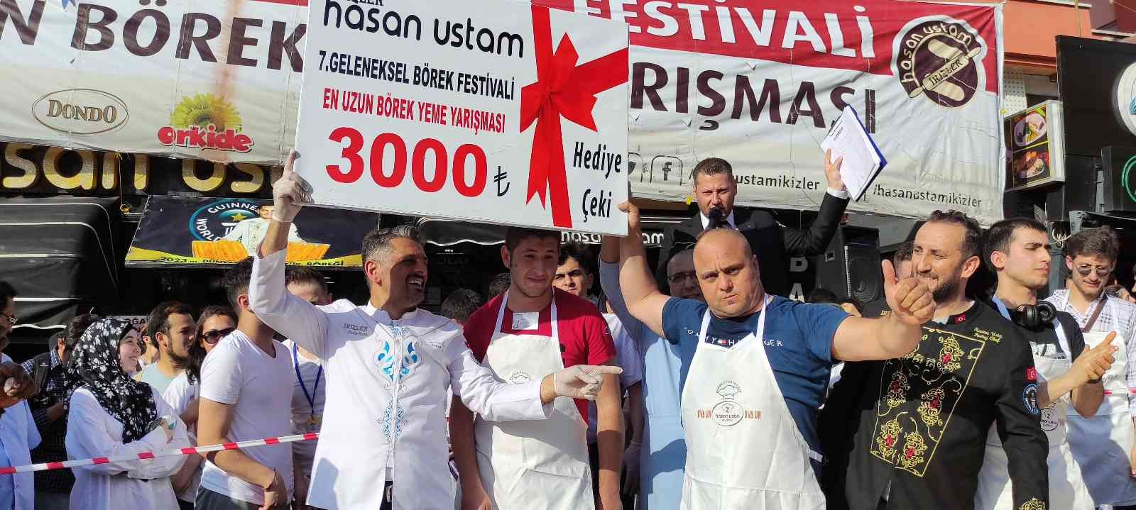 Bursa’da düzenlenen 3 bin lira ödüllü börek yeme yarışmasında yarışmacılar ödülü kazanmak için kıyasıya yarıştı. Birincinin 10 dakika içinde 15 ...