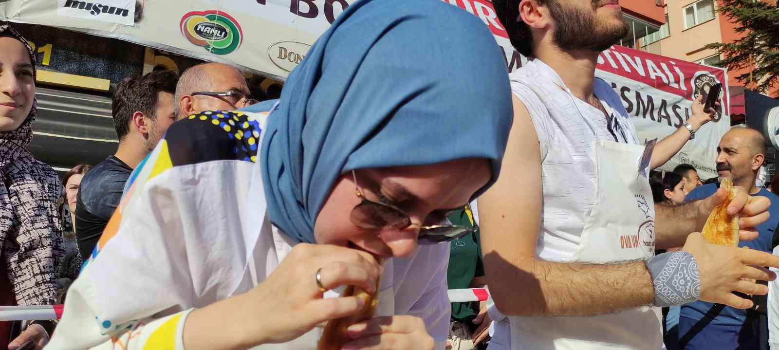 Bursa’da düzenlenen 3 bin lira ödüllü börek yeme yarışmasında yarışmacılar ödülü kazanmak için kıyasıya yarıştı. Birincinin 10 dakika içinde 15 ...