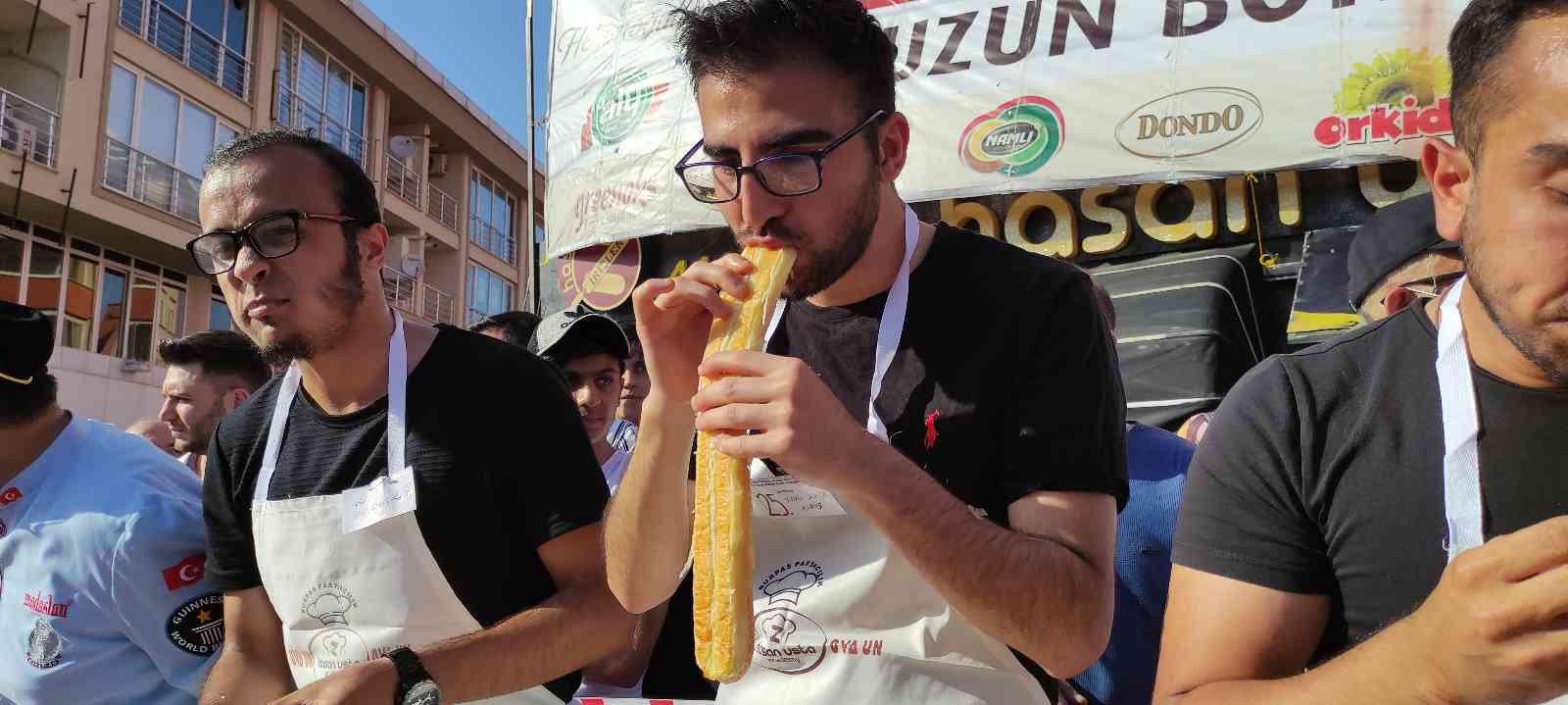Bursa’da düzenlenen 3 bin lira ödüllü börek yeme yarışmasında yarışmacılar ödülü kazanmak için kıyasıya yarıştı. Birincinin 10 dakika içinde 15 ...