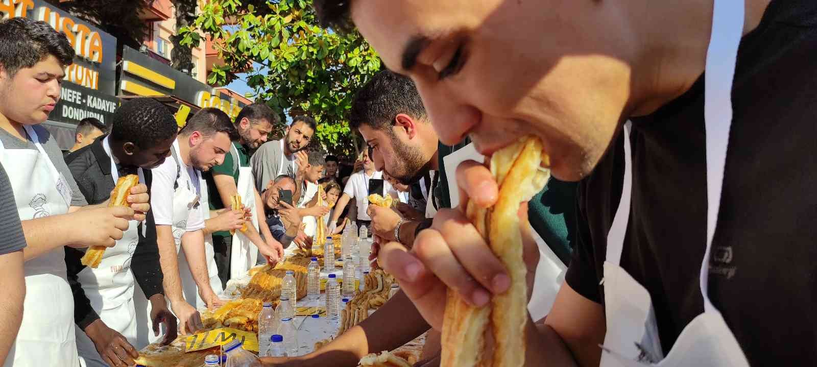 Bursa’da düzenlenen 3 bin lira ödüllü börek yeme yarışmasında yarışmacılar ödülü kazanmak için kıyasıya yarıştı. Birincinin 10 dakika içinde 15 ...