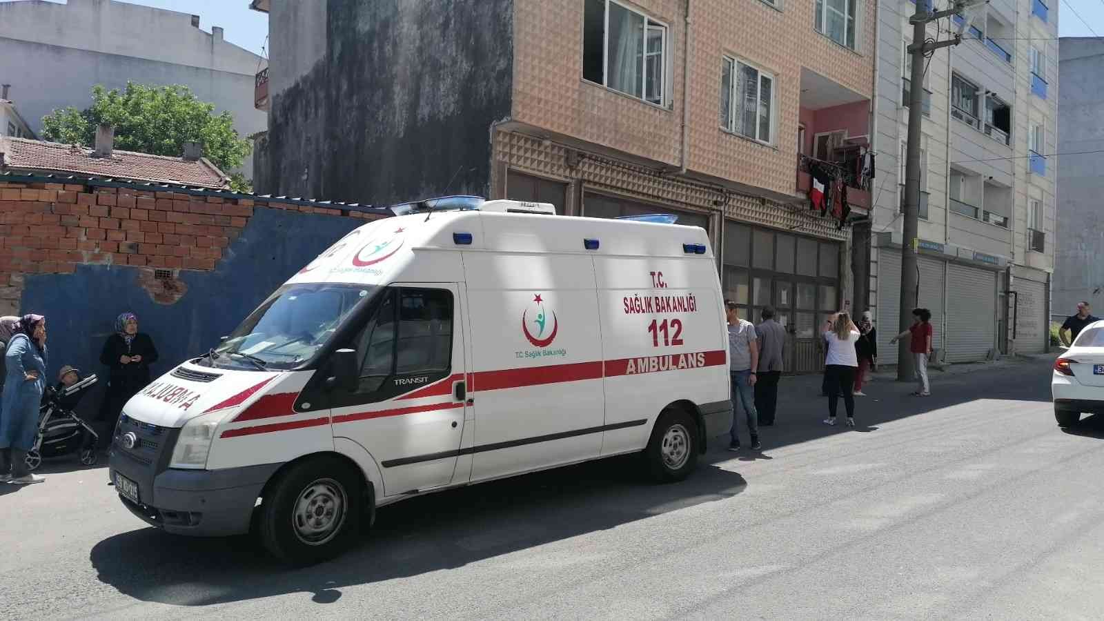 3 yaşındaki çocuk oyun oynarken balkondan düştü Tekirdağ’ın Çorlu ilçesinde oyun yaptığı sırada 1. kattaki evin yaklaşık 5 metre yüksekliğindeki balkonundan düşen 3 yaşındaki çocuk yaralandı ...