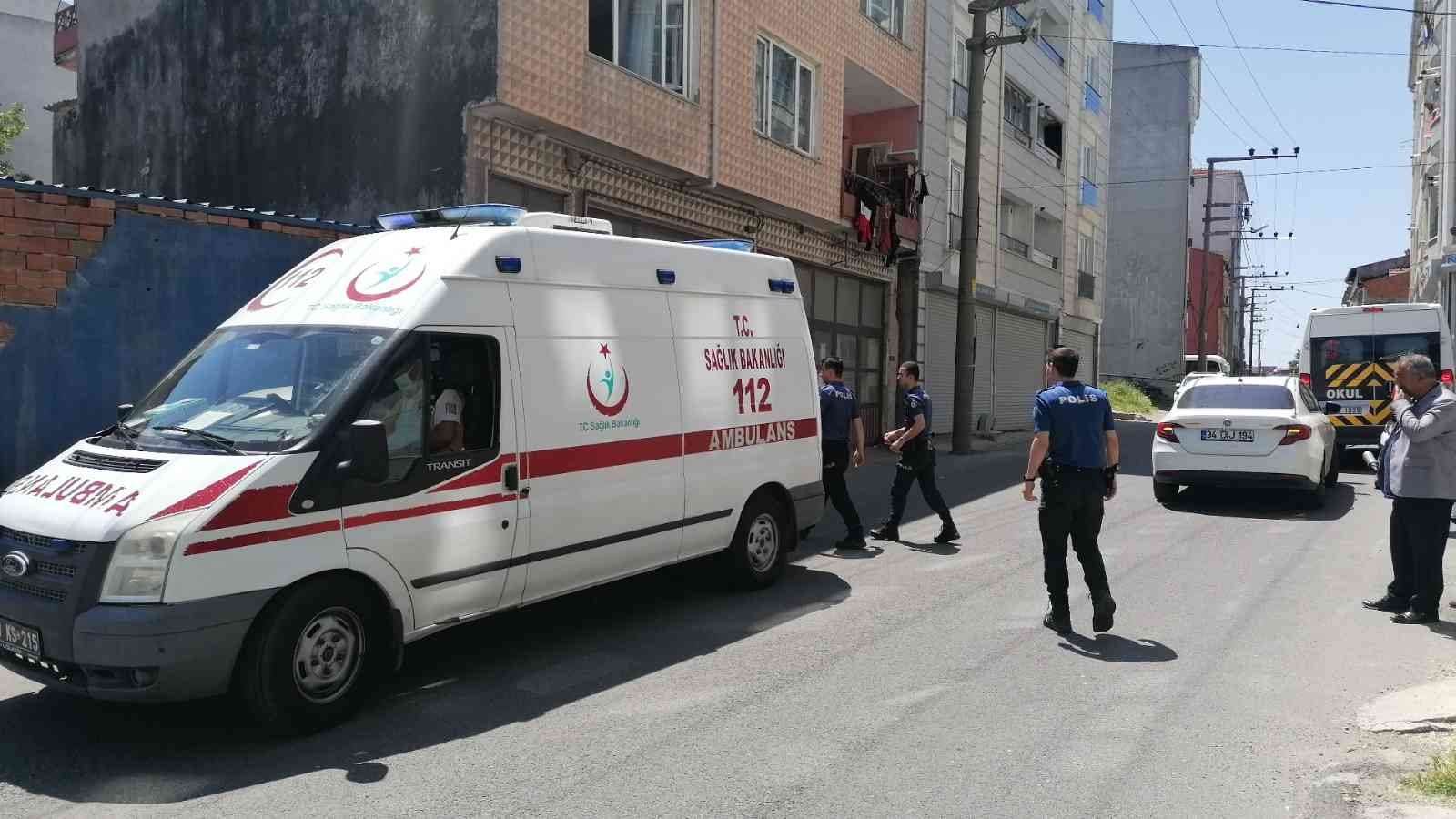 3 yaşındaki çocuk oyun oynarken balkondan düştü Tekirdağ’ın Çorlu ilçesinde oyun yaptığı sırada 1. kattaki evin yaklaşık 5 metre yüksekliğindeki balkonundan düşen 3 yaşındaki çocuk yaralandı ...