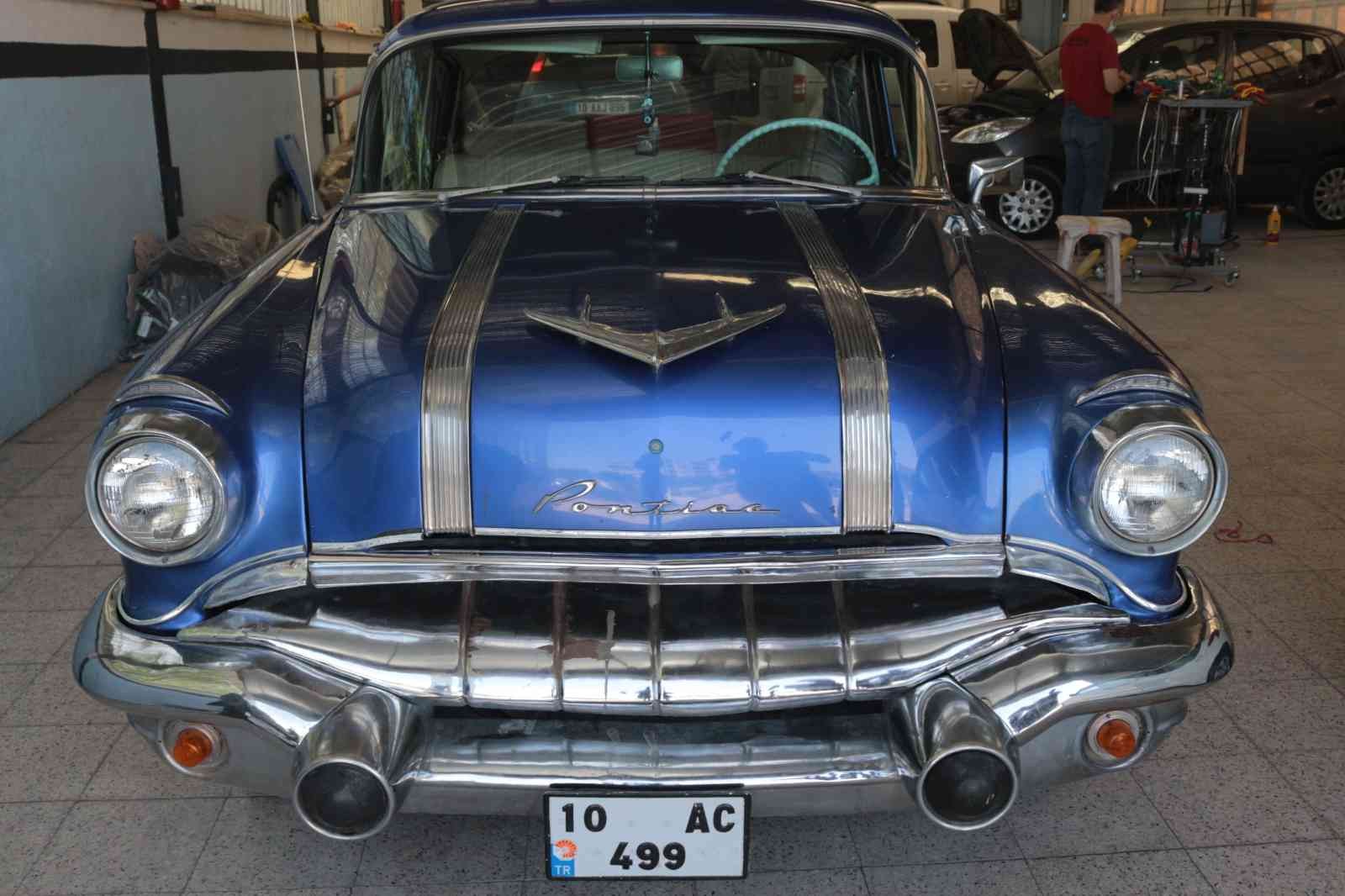 66 yıldır yollarda 1965 yılından bu yana küçük sanayi sitesinde kaportacılıkla uğraşan Nedim Eyigören, kendisine ustası tarafından emanet edilen 1956 model Pontiac ...