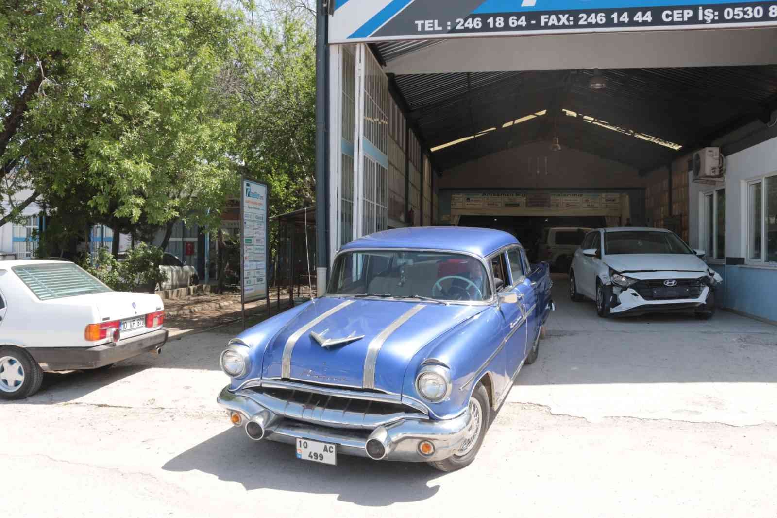 66 yıldır yollarda 1965 yılından bu yana küçük sanayi sitesinde kaportacılıkla uğraşan Nedim Eyigören, kendisine ustası tarafından emanet edilen 1956 model Pontiac ...