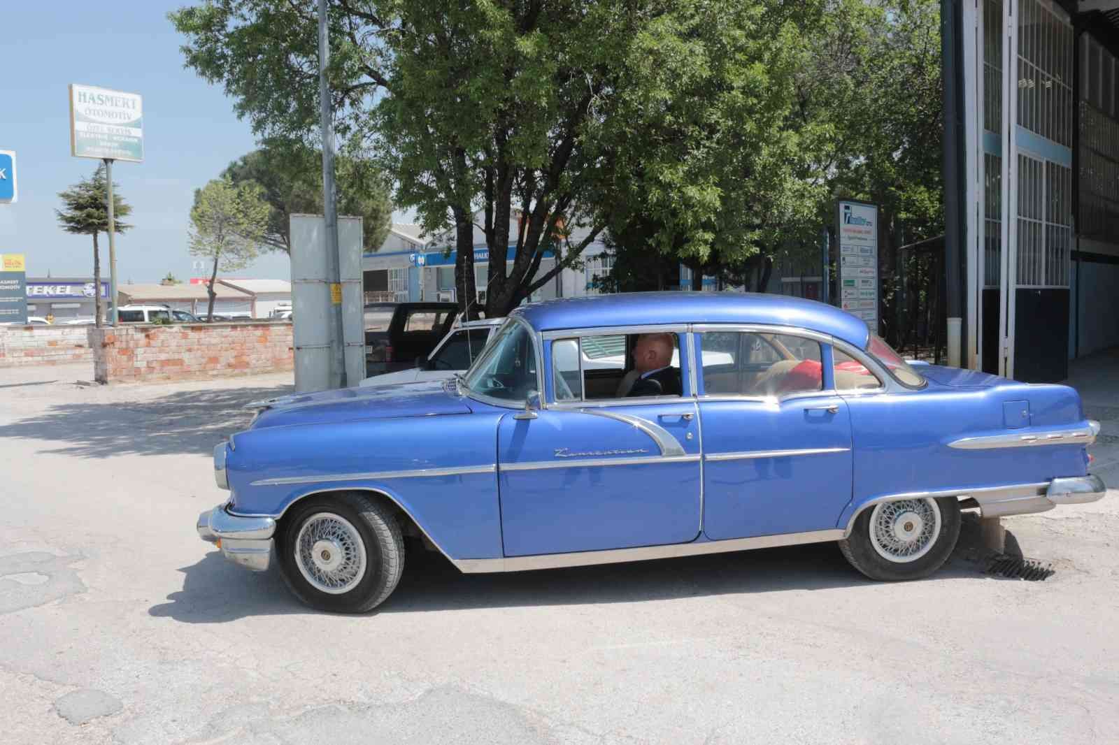 66 yıldır yollarda 1965 yılından bu yana küçük sanayi sitesinde kaportacılıkla uğraşan Nedim Eyigören, kendisine ustası tarafından emanet edilen 1956 model Pontiac ...